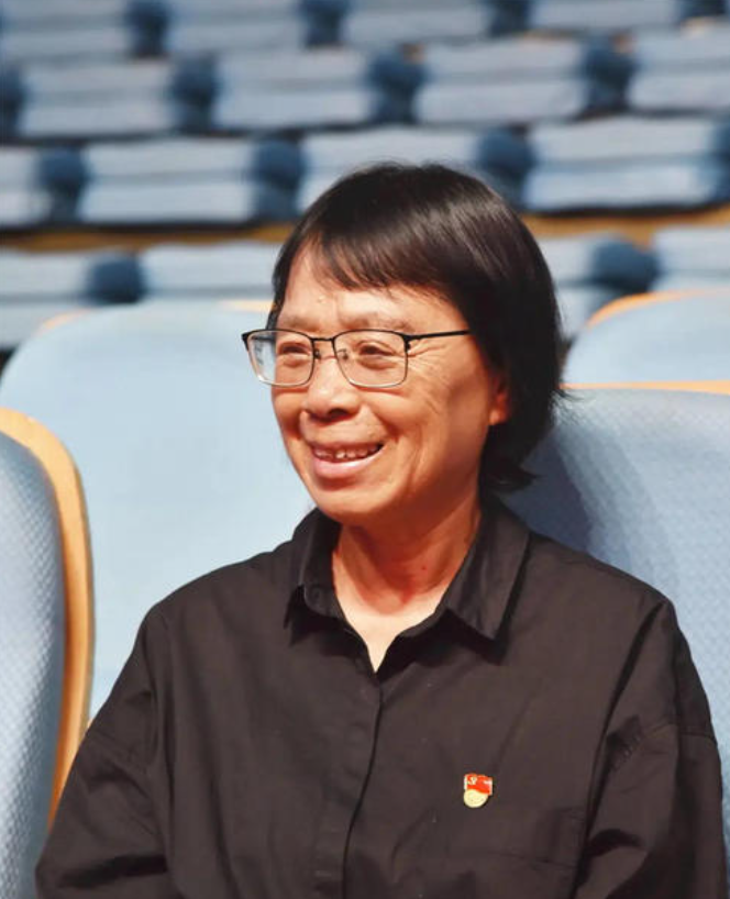 罗辑的拯救是一种暴力，而张桂梅的”拯救”是一张可以不接的入场券